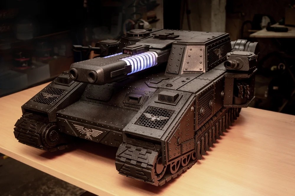 俄罗斯高玩自制《战锤40K》坦克外形的电脑机箱